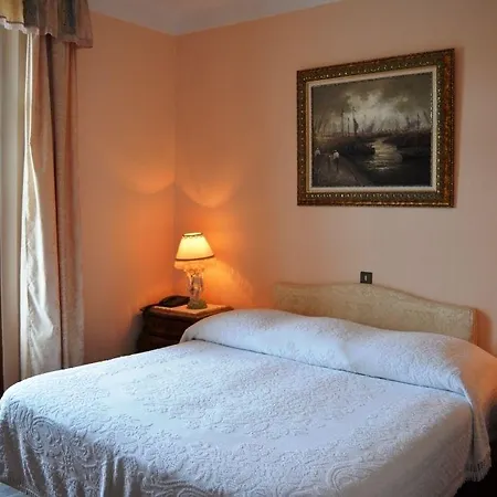 ホテル Le Chateau De Lese 4*