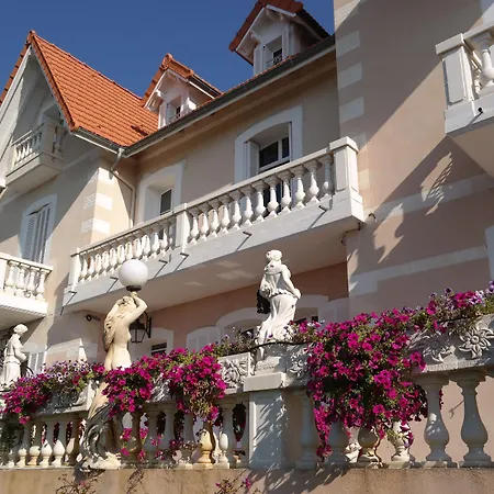 Le Chateau De Lese Hotel