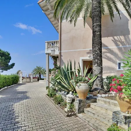 Le Château De Lese Hotel