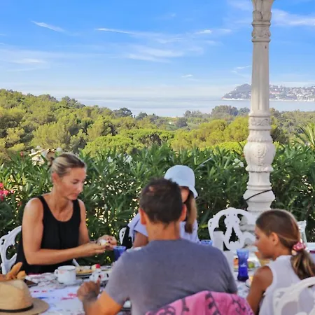 Le Château De Lese 4*
