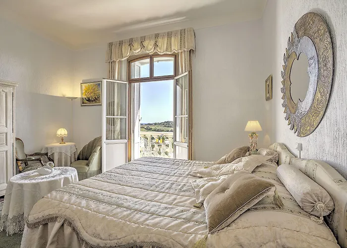 Hotell Le Chateau De Lese 4*