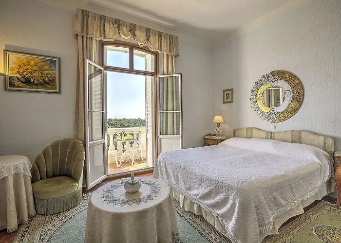 Le Chateau De Lese Hotell 4*